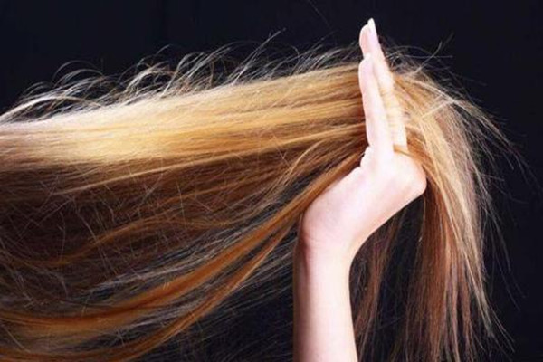 头发干枯是怎么回事 头发干枯要怎么办 头发干枯是怎么回事 头发干枯要怎么办