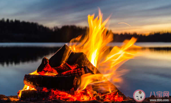 你靠在篝火旁没有感觉吗是什么意思 为什么会说你靠在篝火旁没有感觉吗 你靠在篝火旁没有感觉吗是什么意思 为什么会说你靠在篝火旁没有感觉吗