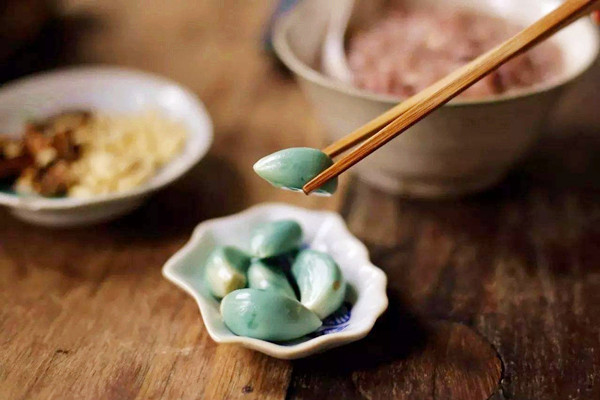 腊八蒜可以用白醋泡吗 腊八蒜可以用来炒菜吗 腊八蒜可以用白醋泡吗 腊八蒜可以用来炒菜吗