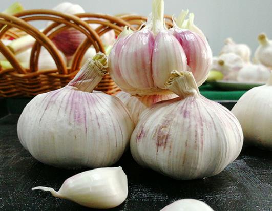 弄完大蒜手很辣怎么办?大蒜发黄是不是坏了