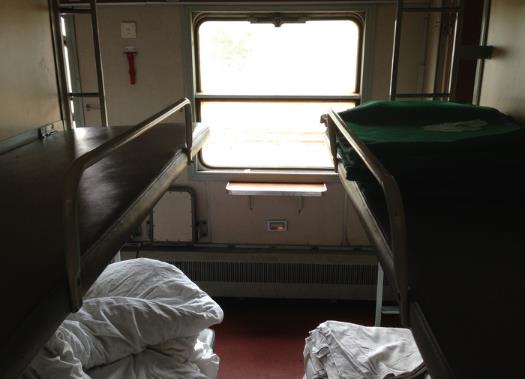 火车上铺睡两个人会塌吗?火车硬卧晚上会不会关门