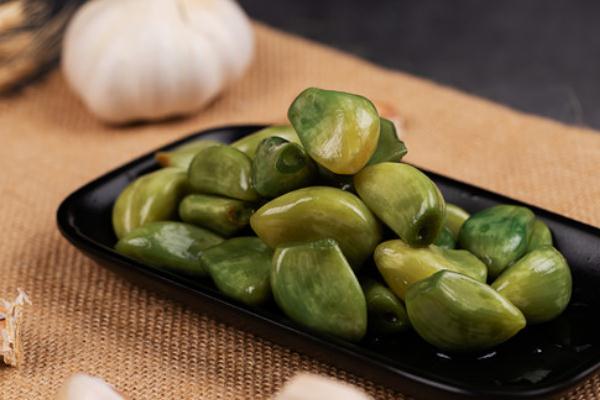 腊八蒜怎么腌制又绿又好吃 腊八蒜的功效和作用 腊八蒜怎么腌制又绿又好吃 腊八蒜的功效和作用