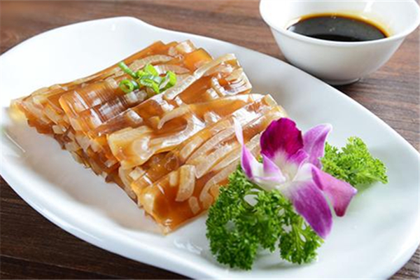 肉皮冻水和肉皮的比例 肉皮冻水少了可以加水吗 肉皮冻水和肉皮的比例 肉皮冻水少了可以加水吗