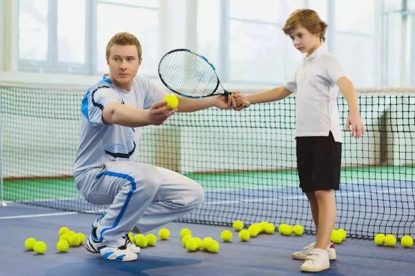 打网球要穿什么鞋 打网球要学多久 打网球要穿什么鞋 打网球要学多久