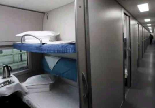 火车上铺睡两个人会塌吗?火车硬卧晚上会不会关门