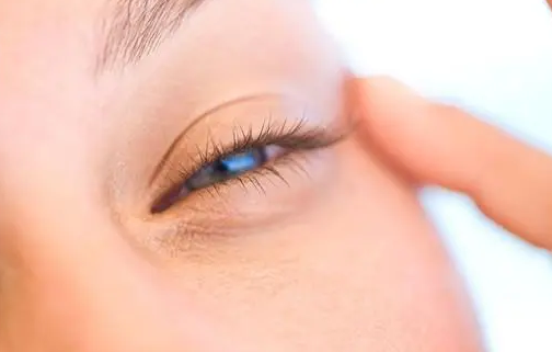 早上醒来眼皮浮肿怎么回事1