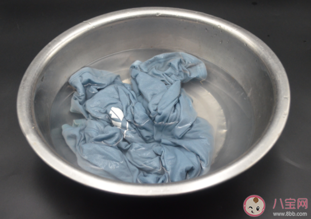 裤子掉色用盐水泡有用吗 衣服掉色是质量不好吗 裤子掉色用盐水泡有用吗 衣服掉色是质量不好吗