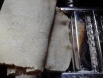 面条做法大全带图解 巧用面条机自制青瓜汁面条4