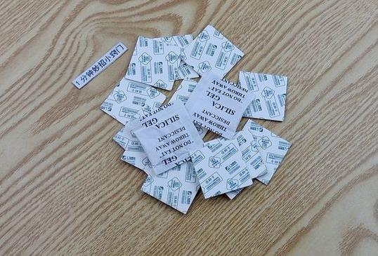 孩子把干燥剂吃进嘴巴怎么办?孩子误食干燥剂中毒多久会有反应