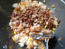 胡萝卜玉米炒饭做法 蔬菜肉主食全部满足经典一人食料理10
