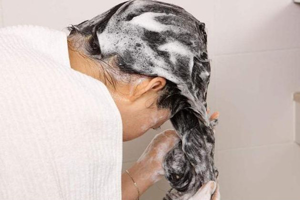 洗头一定要用护发素吗 洗头一定要用吹风机吗