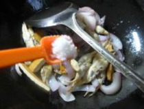 香干洋葱做法 香干洋葱炒蛏子家常做法步骤6