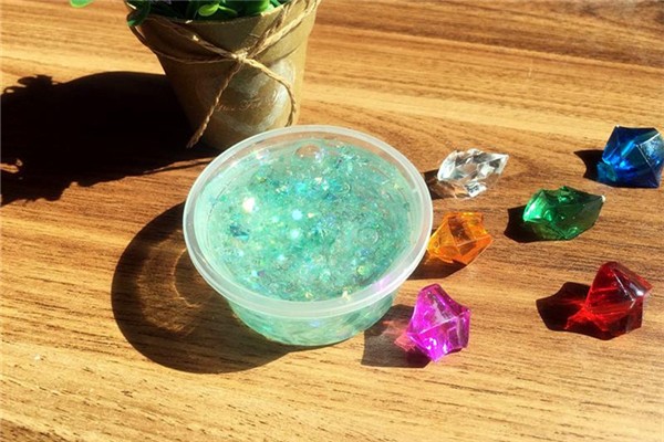 水晶泥弄到头发上怎么去掉 水晶泥是什么材料做的 水晶泥弄到头发上怎么去掉 水晶泥是什么材料做的