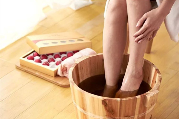 泡脚是早上好还是晚上好 泡脚是出汗好还是不出 泡脚是早上好还是晚上好 泡脚是出汗好还是不出