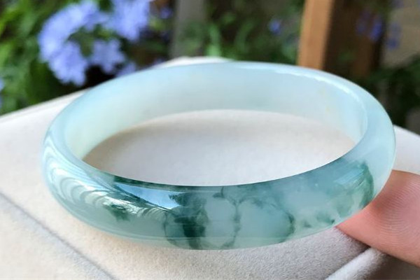 玉镯子怎么辨别真假 玉镯子会有气泡吗