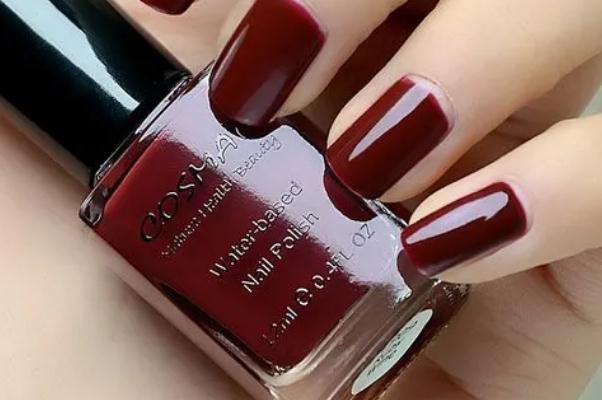 水性指甲油要涂底油吗 水性指甲油伤害大吗 水性指甲油要涂底油吗 水性指甲油伤害大吗