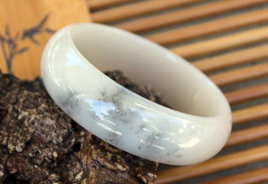佘太翠玉手镯能养人吗?佘太翠与翡翠有啥区别?