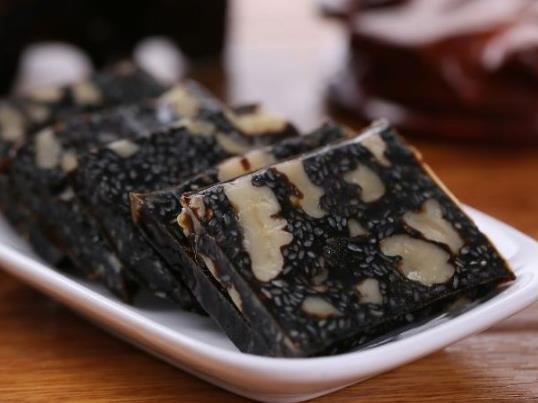 做阿胶糕用油纸好还保鲜膜好?做阿胶糕用油纸还要不要刷油