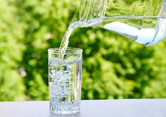 长时间不喝水尿是什么颜色?为什么人不喝水还会这么多尿