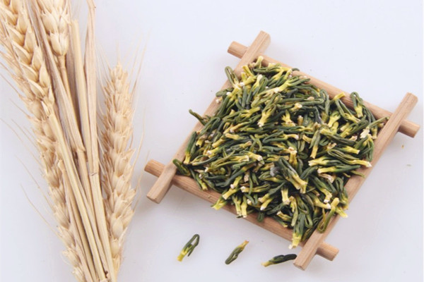 莲子心泡水喝能治咳嗽吗 莲子心泡水喝能治口臭吗