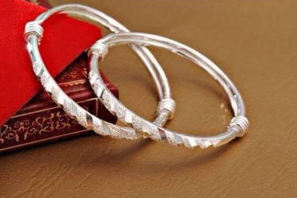 银手镯可以戴着洗澡吗 银手镯可以碰水吗 银手镯可以戴着洗澡吗 银手镯可以碰水吗