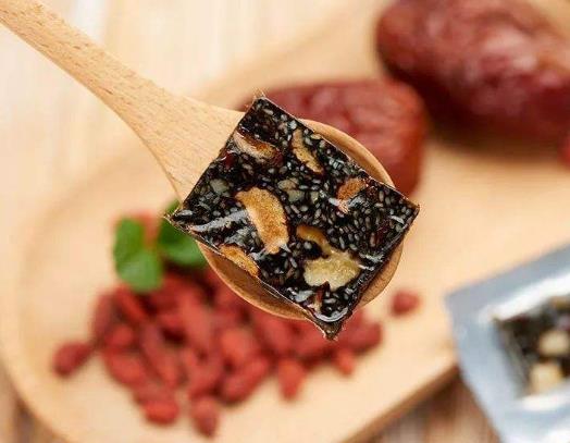 做阿胶糕用油纸好还保鲜膜好?做阿胶糕用油纸还要不要刷油