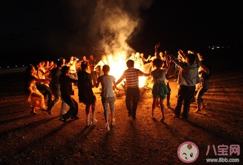 你靠在篝火旁没有感觉吗是什么意思 为什么会说你靠在篝火旁没有感觉吗 你靠在篝火旁没有感觉吗是什么意思 为什么会说你靠在篝火旁没有感觉吗