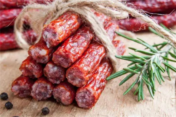 腊肠滴油了是不是就可以吃了 腊肠滴油怎么处理 腊肠滴油了是不是就可以吃了 腊肠滴油怎么处理