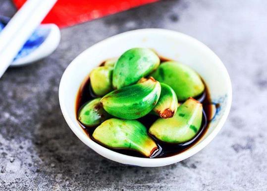 腊八蒜热了绿还是冷了绿?腊八蒜放白醋能变绿吗