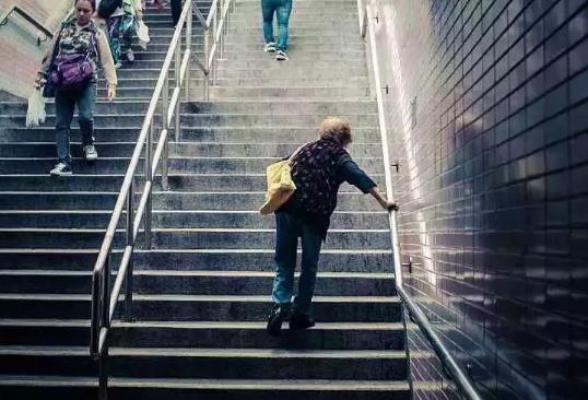 经常爬楼梯怎么保护膝盖?怎么防止爬楼梯小腿变粗