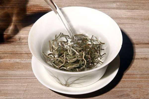 白茶可以降低血糖吗 白茶可以治疗荨麻疹吗 白茶可以降低血糖吗 白茶可以治疗荨麻疹吗