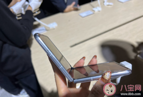 折叠屏手机买大还是买小 怎样选择折叠屏大小