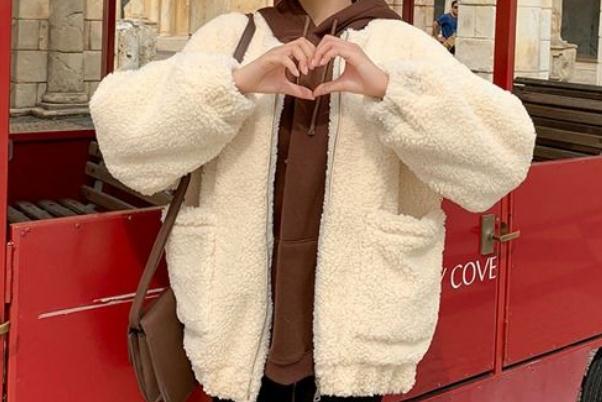 羊羔毛外套有折痕怎么办 羊羔毛的衣服可以熨烫吗 羊羔毛外套有折痕怎么办 羊羔毛的衣服可以熨烫吗