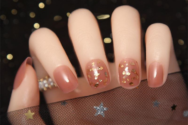 光疗甲是先上光疗胶还是底胶 光疗甲的步骤操作方法 光疗甲是先上光疗胶还是底胶 光疗甲的步骤操作方法