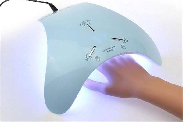 美甲灯照不干怎么回事 美甲灯一般照多久 美甲灯照不干怎么回事 美甲灯一般照多久