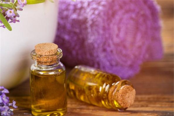 薰衣草精油可以大规模涂抹吗 薰衣草精油涂多了怎么办 薰衣草精油可以大规模涂抹吗 薰衣草精油涂多了怎么办