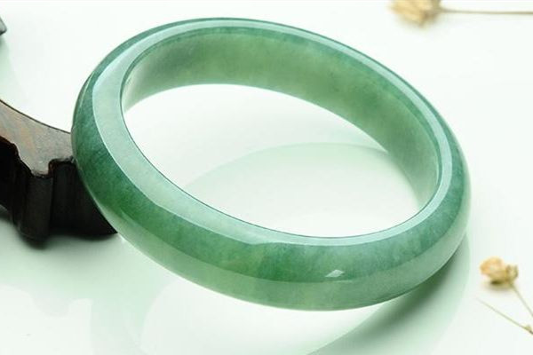 玉镯子会越戴越亮吗 玉镯子戴久了会有什么变化 玉镯子会越戴越亮吗 玉镯子戴久了会有什么变化
