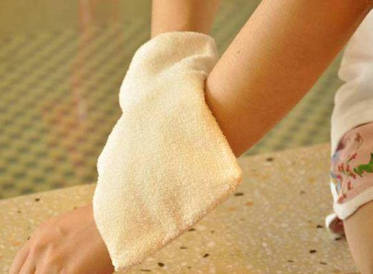 搓澡太用力会让皮肤越搓越黑吗?搓澡太用力会使皮肤出现小出血点吗