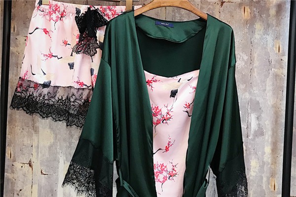 睡袍的作用到底是什么 睡袍是纯棉的好还是法兰绒的好 睡袍的作用到底是什么 睡袍是纯棉的好还是法兰绒的好