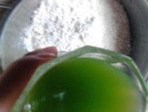 面条做法大全带图解 巧用面条机自制青瓜汁面条2