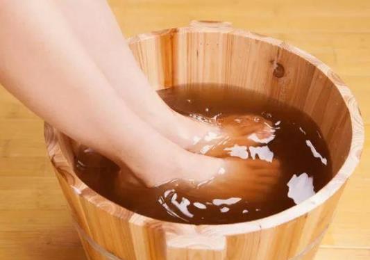 用盐泡脚有什么效果?暖脚器可以代替泡脚吗