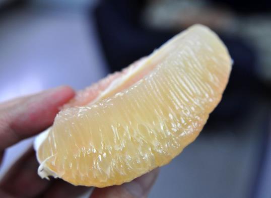 柚子有虫吃了会怎么样?柚子不够红可以吃吗