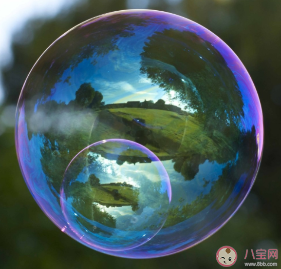 为什么阳光下吹泡泡的是五颜六色的 为什么肥皂水可以吹出泡泡 为什么阳光下吹泡泡的是五颜六色的 为什么肥皂水可以吹出泡泡