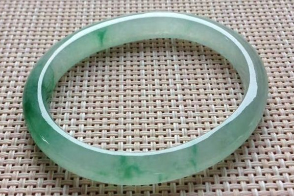 玉镯子会越戴越亮吗 玉镯子戴久了会有什么变化 玉镯子会越戴越亮吗 玉镯子戴久了会有什么变化