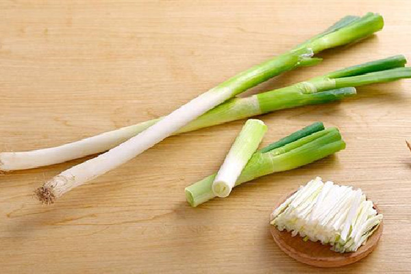 大葱可以保存多久 大葱放冰箱好还是放外面好 大葱可以保存多久 大葱放冰箱好还是放外面好