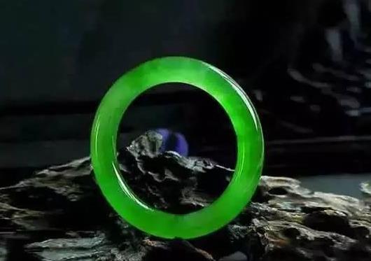 怎么看翡翠有没有酸洗注胶?注胶染色翡翠的鉴别方法