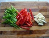 新鲜茶树菇怎么炒好吃 家常双椒炒茶树菇简单做法2