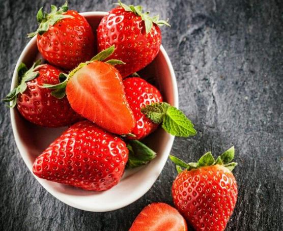 草莓表面粘粘的是喷的什么吗?草莓有香味是不是坏了