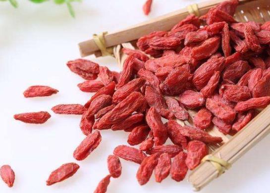 枸杞泡水脱色正常吗?枸杞越晒越粘怎么办