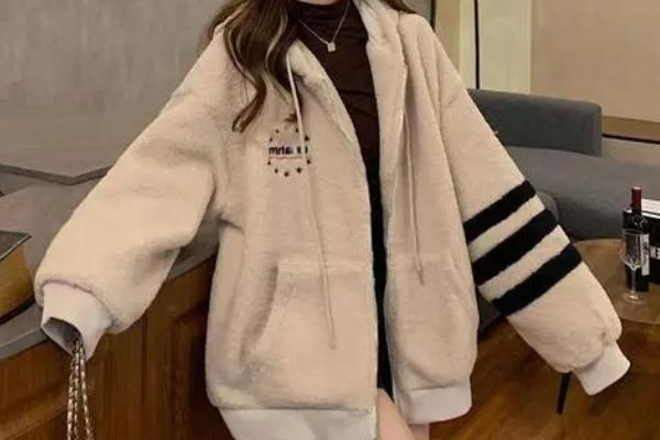 羊羔毛外套有折痕怎么办 羊羔毛的衣服可以熨烫吗 羊羔毛外套有折痕怎么办 羊羔毛的衣服可以熨烫吗